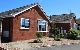 2 Bed House - Sleeps 4 - Pets - Garden - Parking